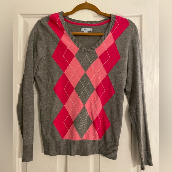 Izod Sweaters - IZOD Grey & Pink Argyle V Neck Sweater -Size Small